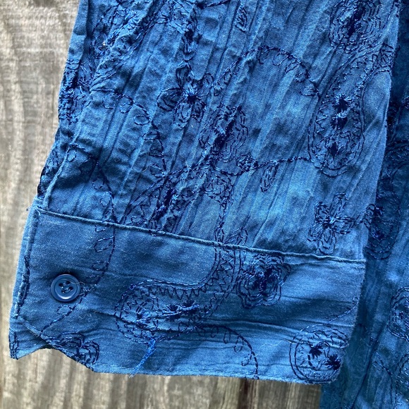 Croft’s & Barrow Embroidered Blue pleated Button Down Blouse - Picture 3 of 5